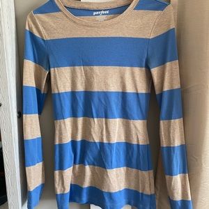 Old Navy perfect fit crew long-sleeve tee.